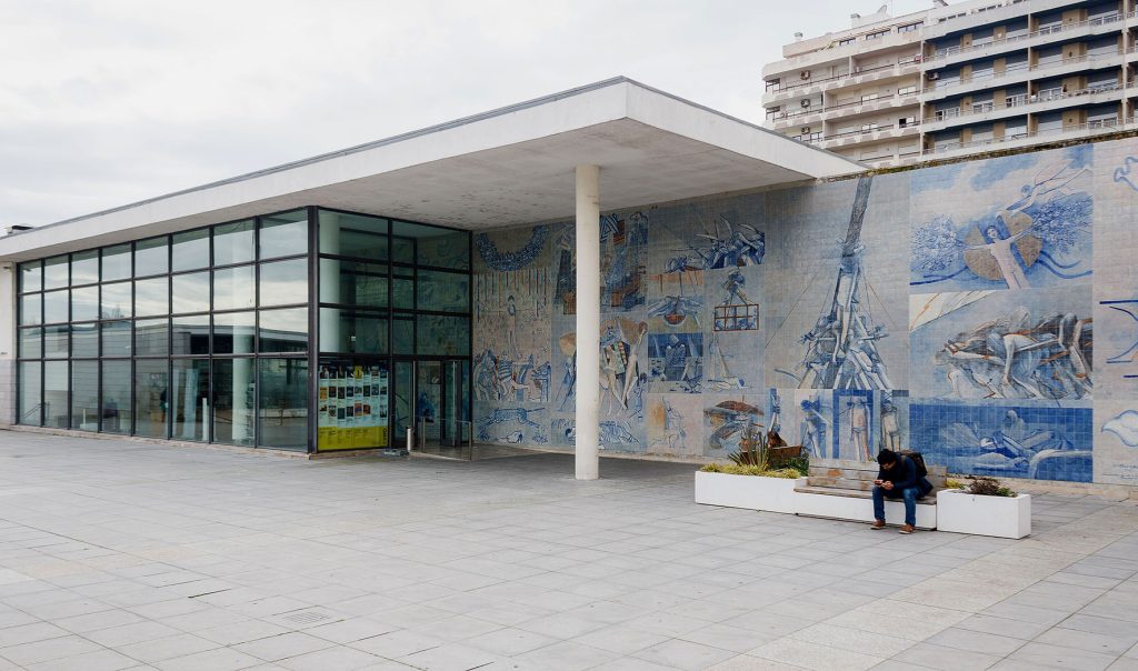 Fórum Municipal Romeu Correia and its blue azulejo mural, Almada