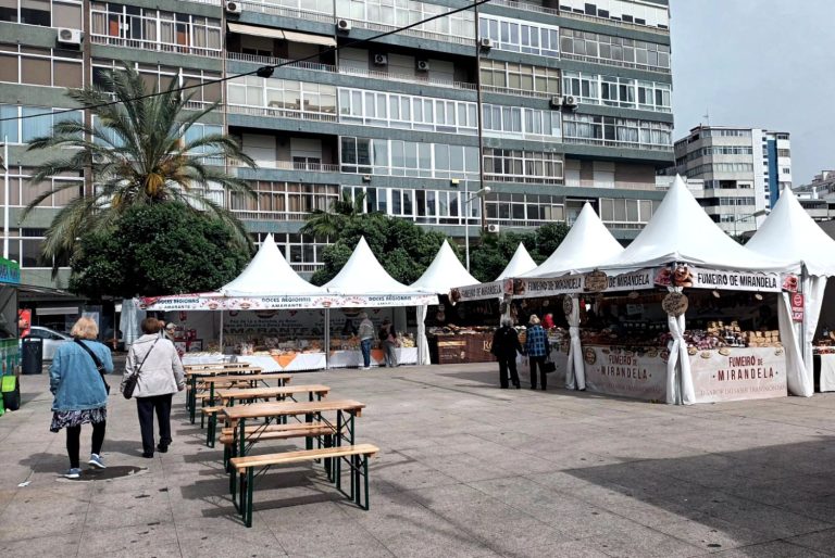 Mercado na Praça: live music and shopping